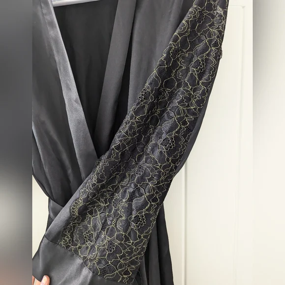 Satin robe - Picture 3 of 4